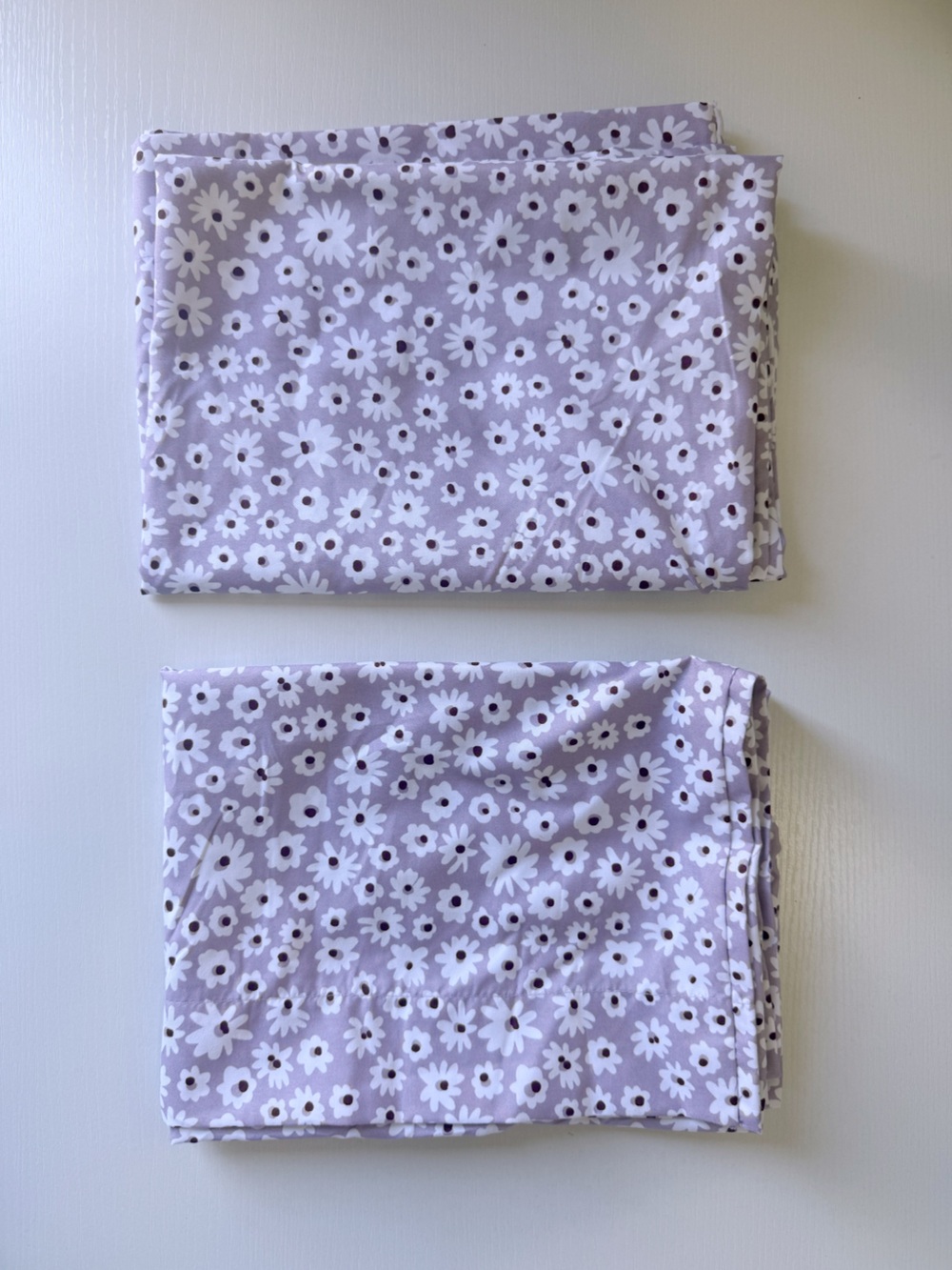 Room Essentials 2 Standard Pillowcases Light Purple Daisy Floral Lavender Lilac